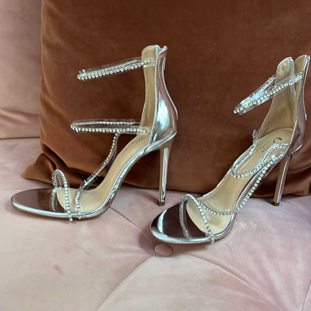 Sexy silver sandals NIB OLIVIA Ferguson a 10